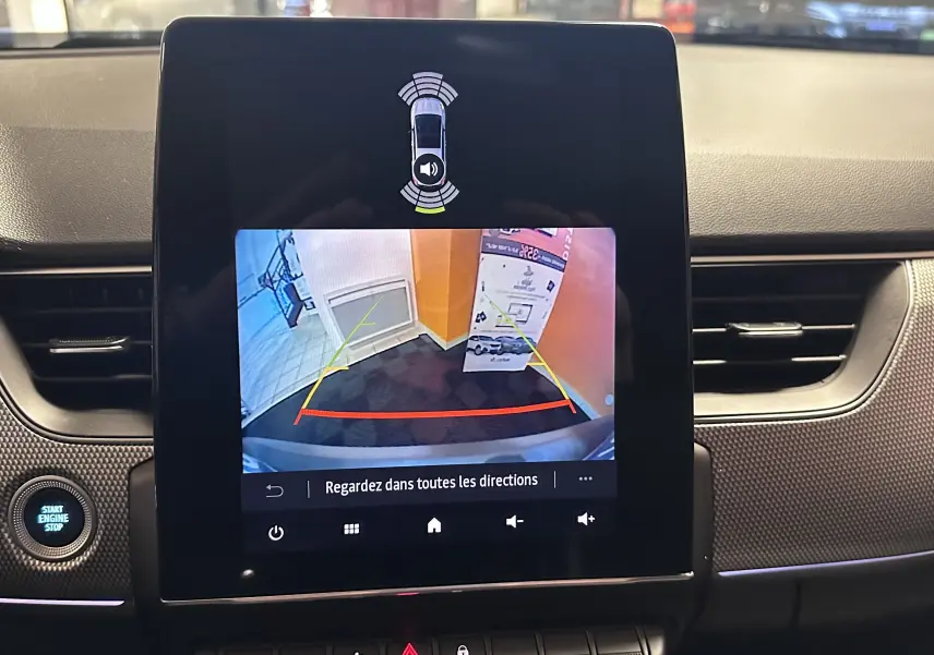Vue rapprochée de l'écran central du Renault Arkana noir 2022 affichant la caméra de recul avec guidage coloré.