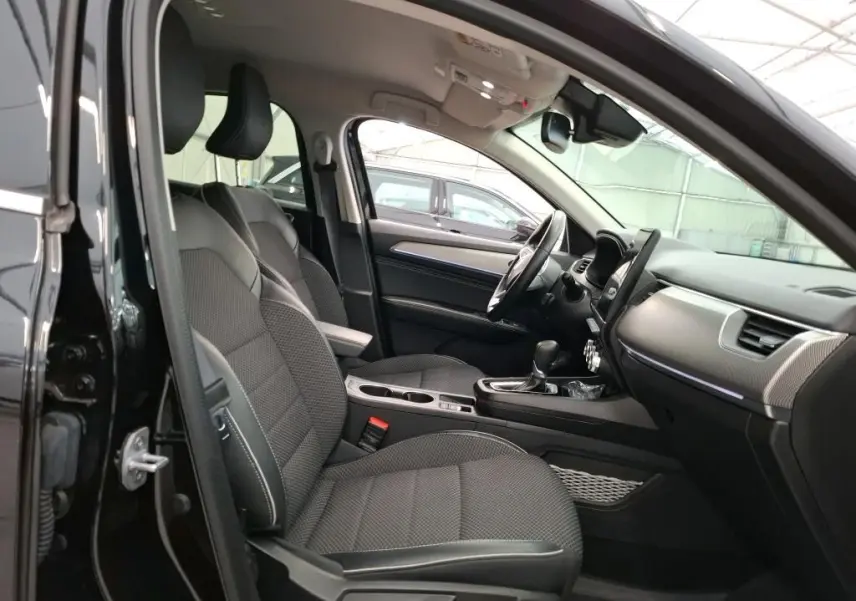 Intérieur du Renault Arkana 1.6 E-Tech 145ch Intens 2022 en noir, vue côté gauche sur les sièges et le tableau de bord moderne.