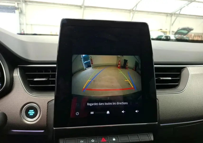 Écran central du Renault Arkana 2022 noir montrant la caméra de recul avec lignes de guidage colorées.