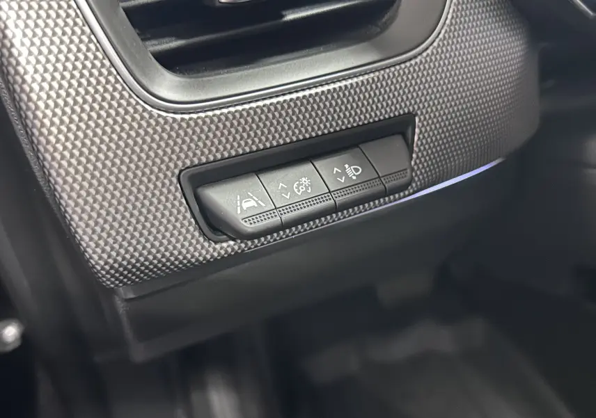 Détail des commandes d’aide à la conduite sur tableau de bord du Renault Arkana noir, version 2022.
