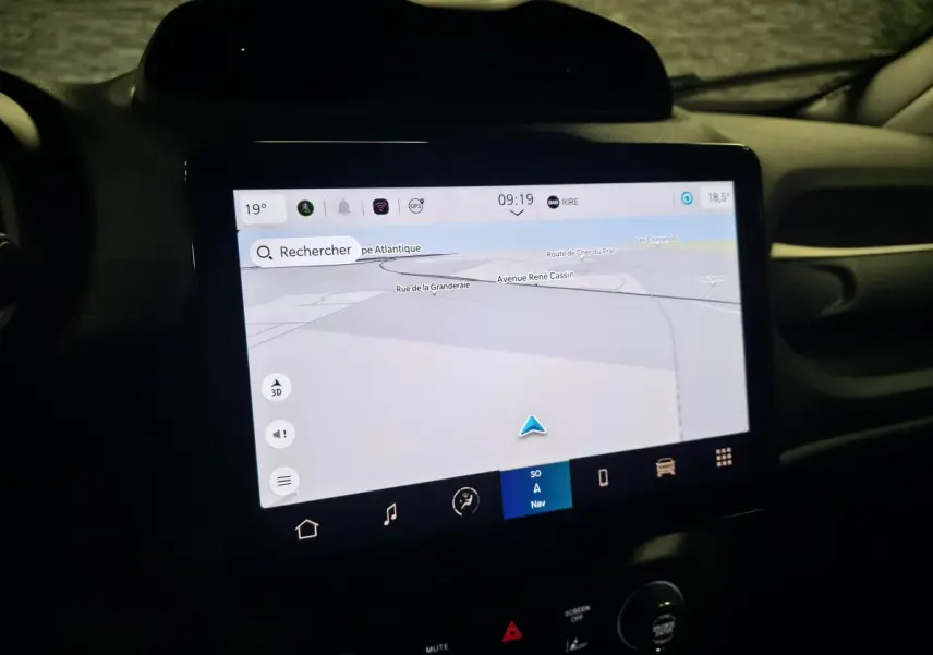 Écran tactile du système de navigation du Jeep Renegade 2024 affichant une carte en intérieur noir.
