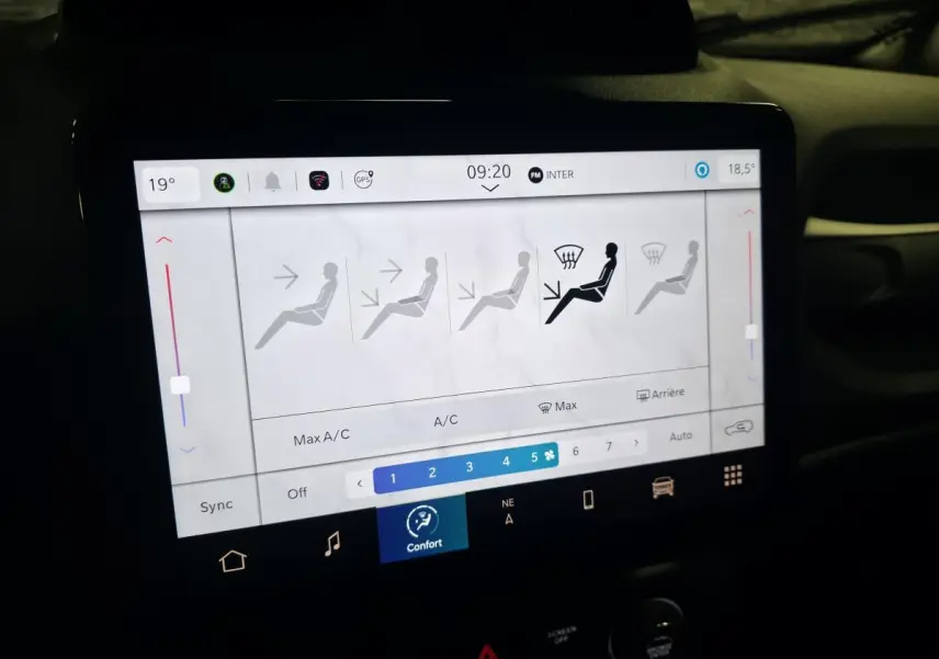 Écran tactile du système de climatisation du Jeep Renegade 2024 affichant les réglages de ventilation et température.