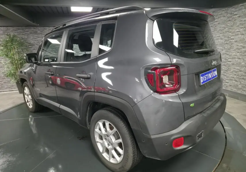 Jeep Renegade gris métallisé vu de trois quarts arrière droit, avec feux arrière carrés et jantes alliage 17 pouces.