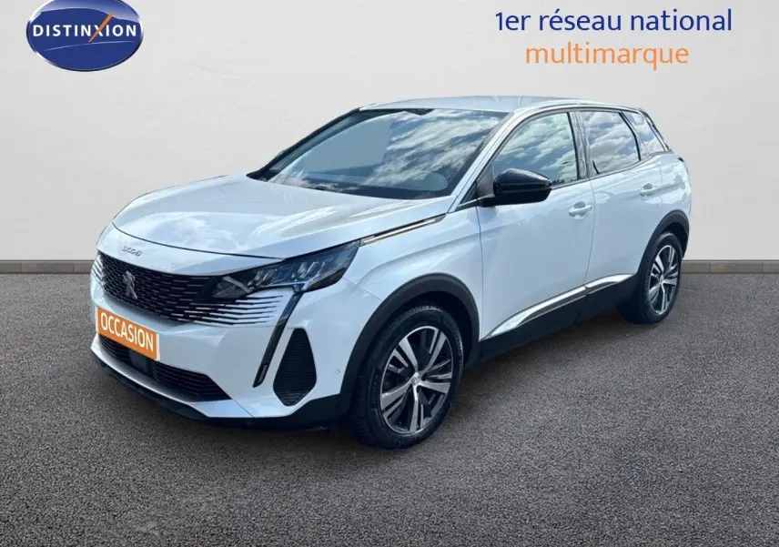 Peugeot 3008 blanc nacré métal en 3/4 avant droit, avec calandre noire et jantes alliage bicolores.