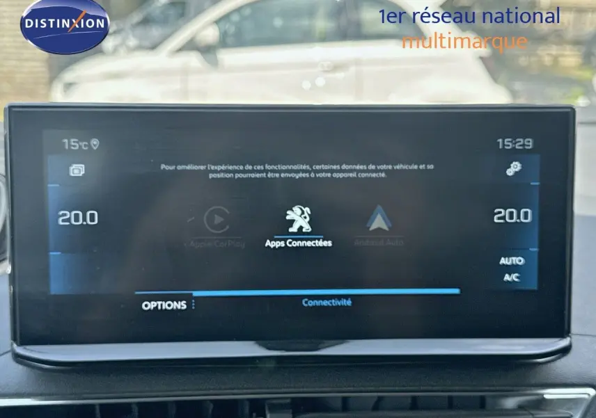 Vue intérieure centrée sur l'écran tactile du tableau de bord du Peugeot 3008 blanc nacré, affichant la connectivité des apps.