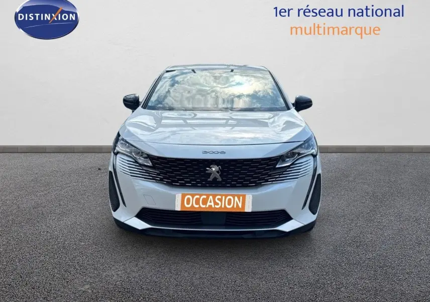 Vue avant d'un Peugeot 3008 blanc nacré métal, mettant en valeur sa calandre noire et ses phares LED fins.