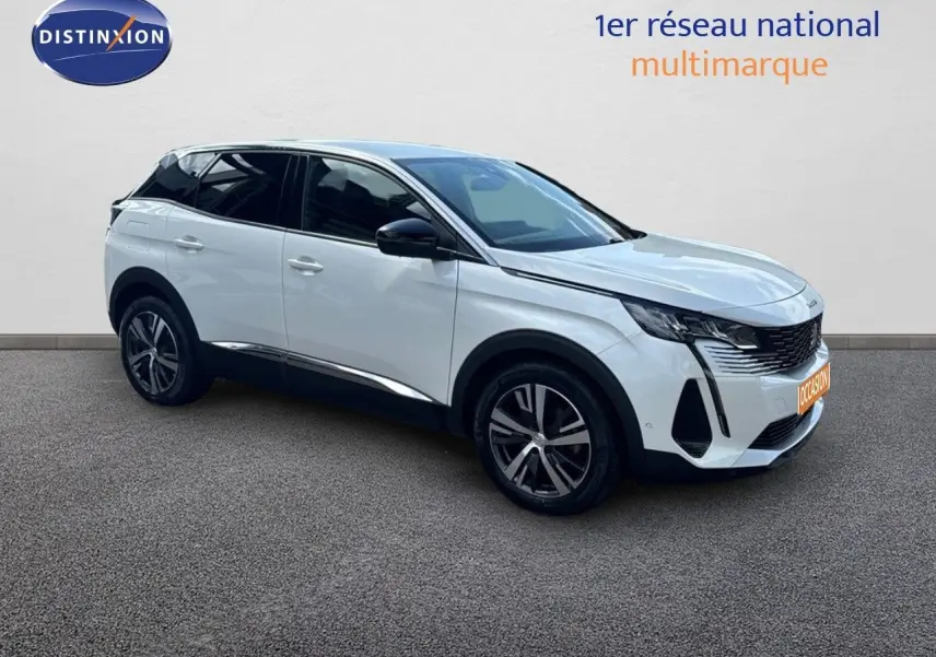 Peugeot 3008 blanc nacré métal en 3/4 avant droit, avec jantes alliage et calandre noire distinctive.