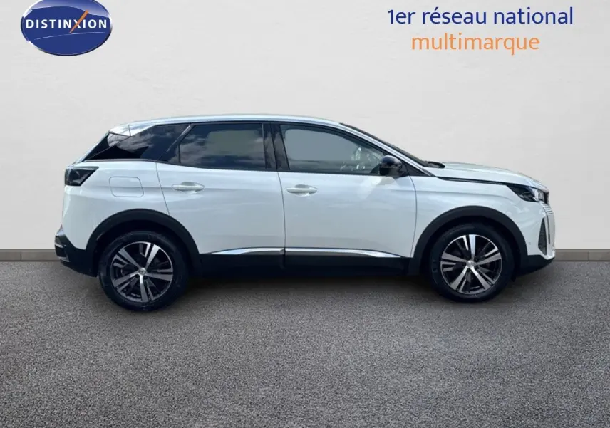 Vue de profil côté gauche du Peugeot 3008 blanc nacré métal de 2022 avec jantes bi-ton et vitres teintées.