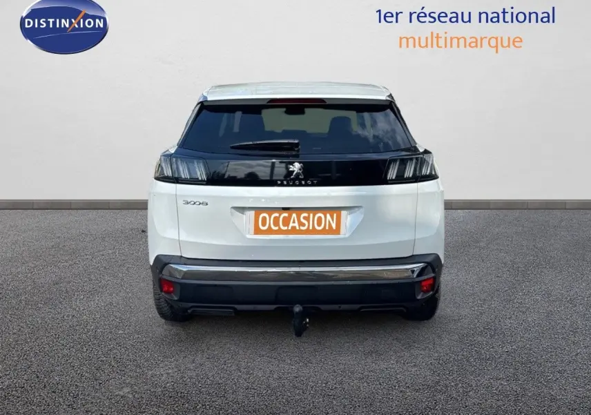 Vue arrière d'un Peugeot 3008 blanc nacré métal avec feux arrière noirs et attelage visible.