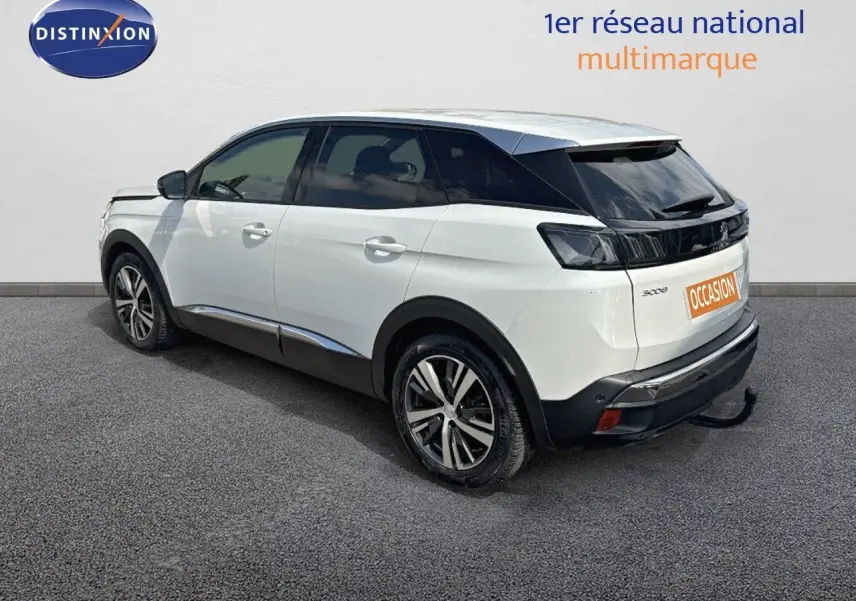 Peugeot 3008 blanc nacré métal vu en 3/4 arrière droit, avec toit noir et jantes alliage bicolores.