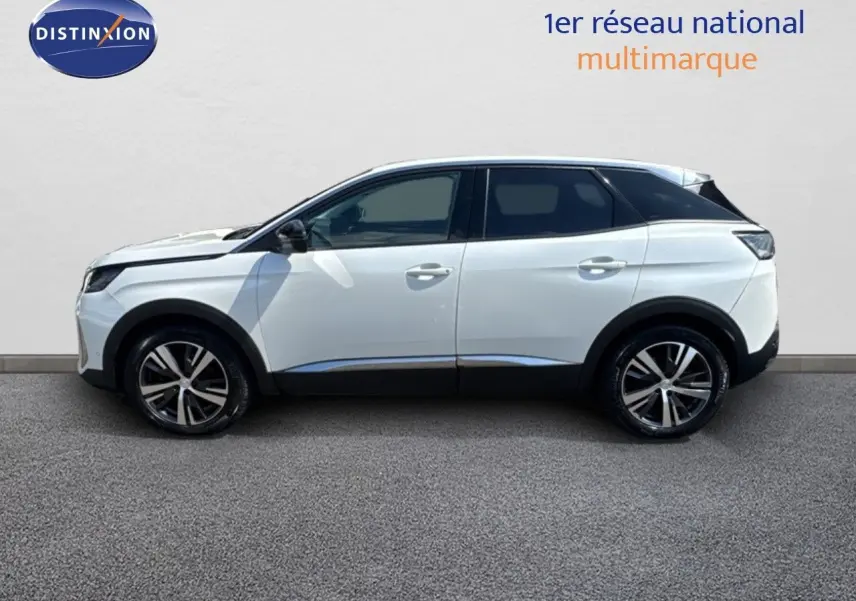 Profil latéral droit d’un Peugeot 3008 blanc nacré métal 2022 avec jantes alliage bicolores et toit noir contrasté.
