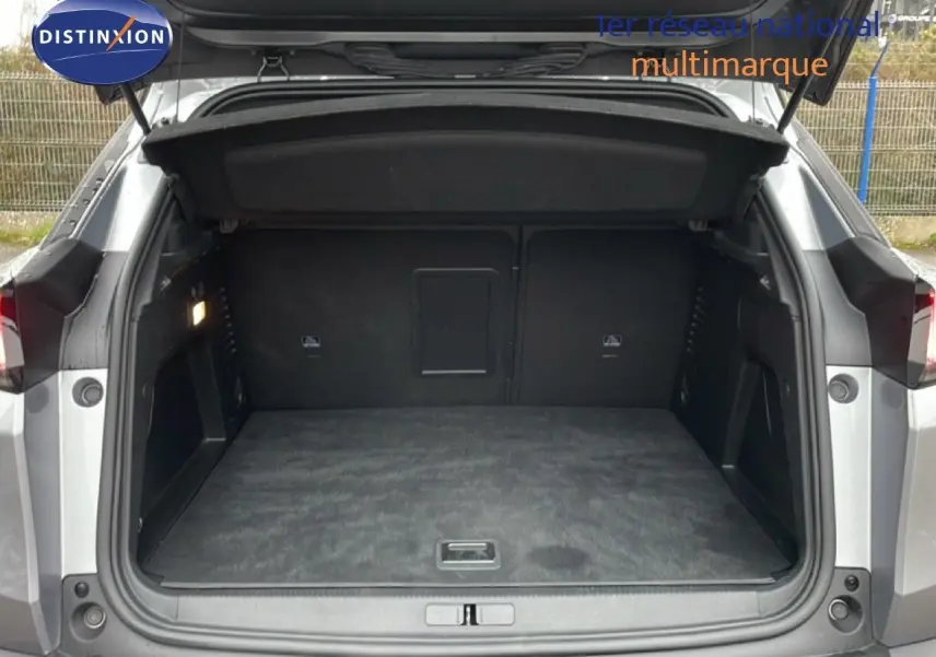 Coffre ouvert d'un Peugeot 3008 gris Artense métal, vue arrière montrant l'espace de chargement vide et propre.