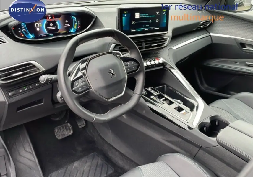 Intérieur avant droit du Peugeot 3008 hybride 2024, tableau de bord numérique et console centrale moderne en noir.