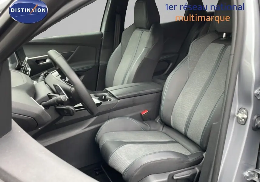 Vue intérieure côté conducteur du Peugeot 3008 gris Artense, sièges tissu et cuir avec console centrale entre les deux.