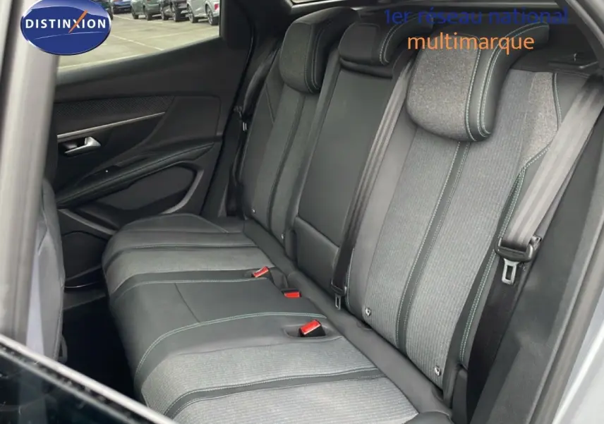 Vue intérieure côté gauche montrant la banquette arrière en tissu et cuir noir du Peugeot 3008 gris Artense 2024.