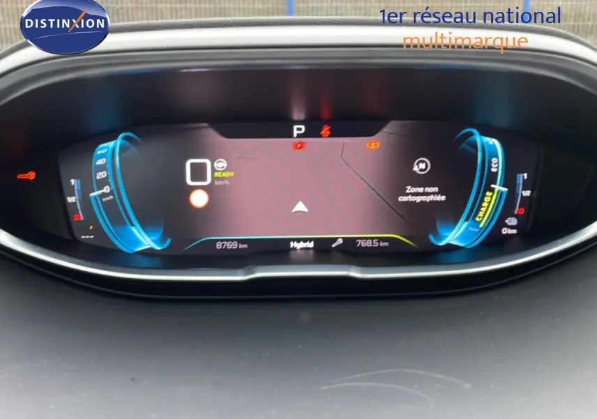 Tableau de bord numérique du Peugeot 3008 hybride 2024 affichant vitesse, autonomie et indicateurs en vue frontale.