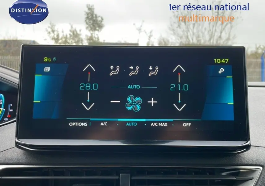 Écran tactile du système de climatisation automatique du Peugeot 3008 gris Artense, vue intérieure frontale.