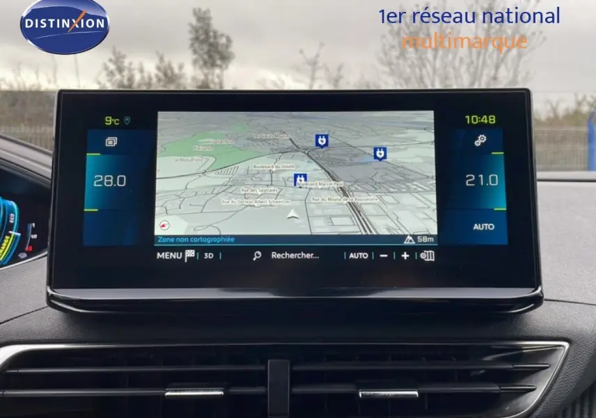 Écran tactile central affichant la navigation et la climatisation dans le Peugeot 3008 gris Artense 2024.