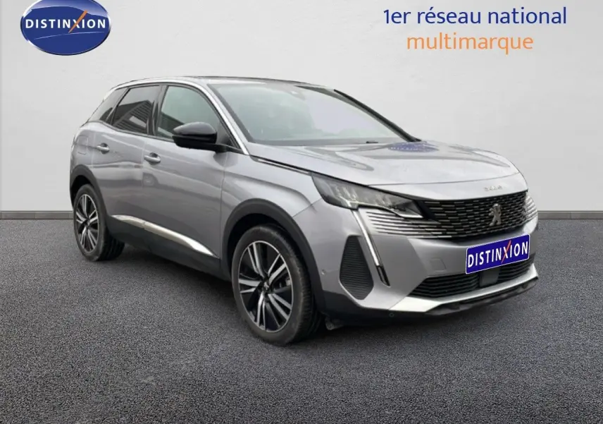 Peugeot 3008 gris Artense métal en 3/4 avant droit, mettant en valeur ses lignes modernes et ses jantes bi-ton.