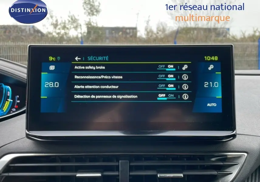 Écran tactile central du Peugeot 3008 hybride 2024, affichant les réglages de sécurité et climatisation intérieure.