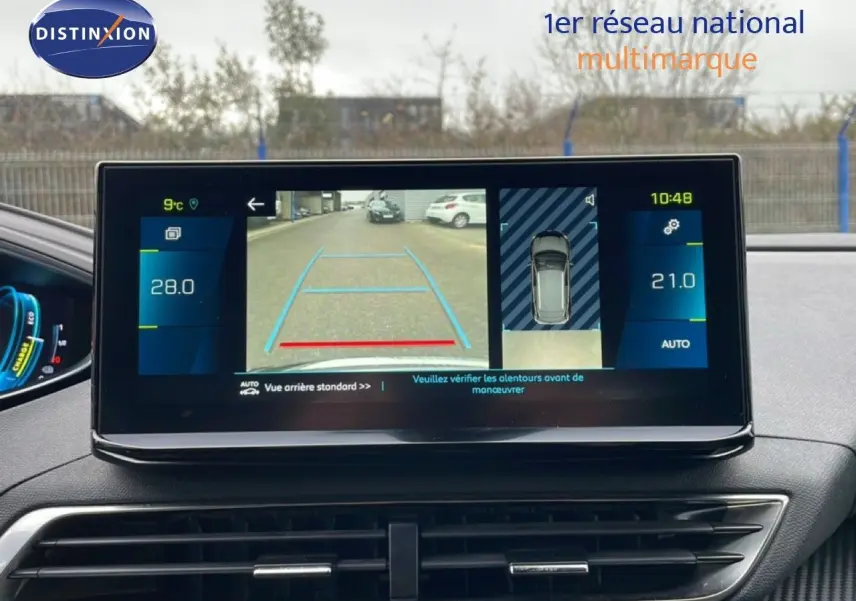 Écran tactile intérieur du Peugeot 3008 gris Artense montrant la caméra de recul et les réglages climatiques.