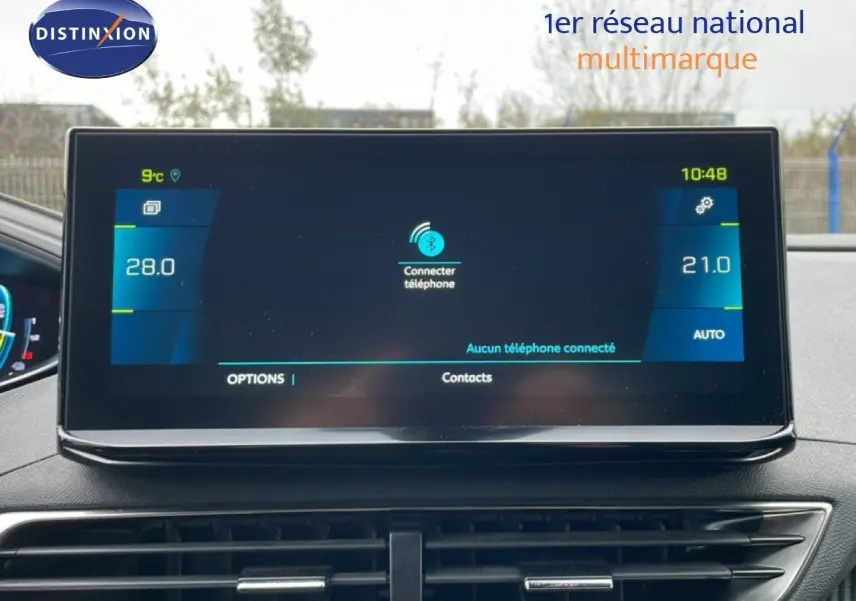 Écran tactile central du tableau de bord du Peugeot 3008 gris, affichant la connexion Bluetooth et la climatisation.