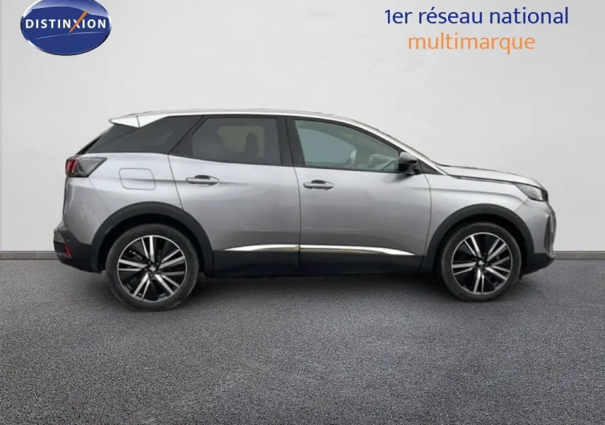 Vue de profil côté gauche du Peugeot 3008 hybride rechargeable gris Artense métallisé avec jantes bi-ton et toit noir.