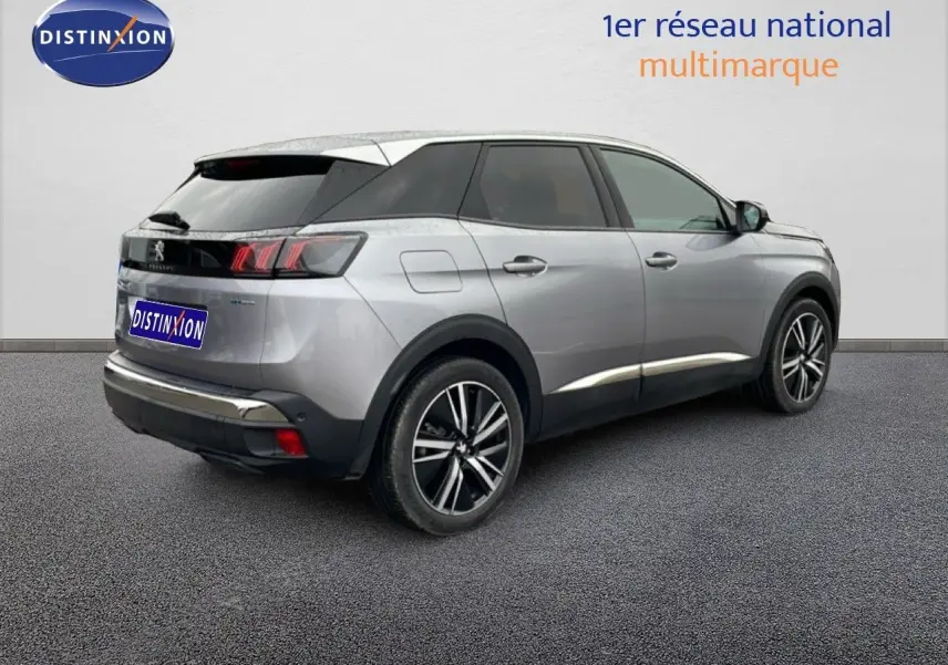 Vue 3/4 arrière droite d'un Peugeot 3008 hybride rechargeable gris Artense Métal avec jantes bi-ton et toit noir.