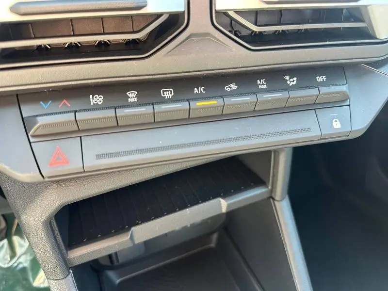 Gros plan sur la console centrale noire du Dacia Duster 2026, montrant les commandes de climatisation et verrouillage.