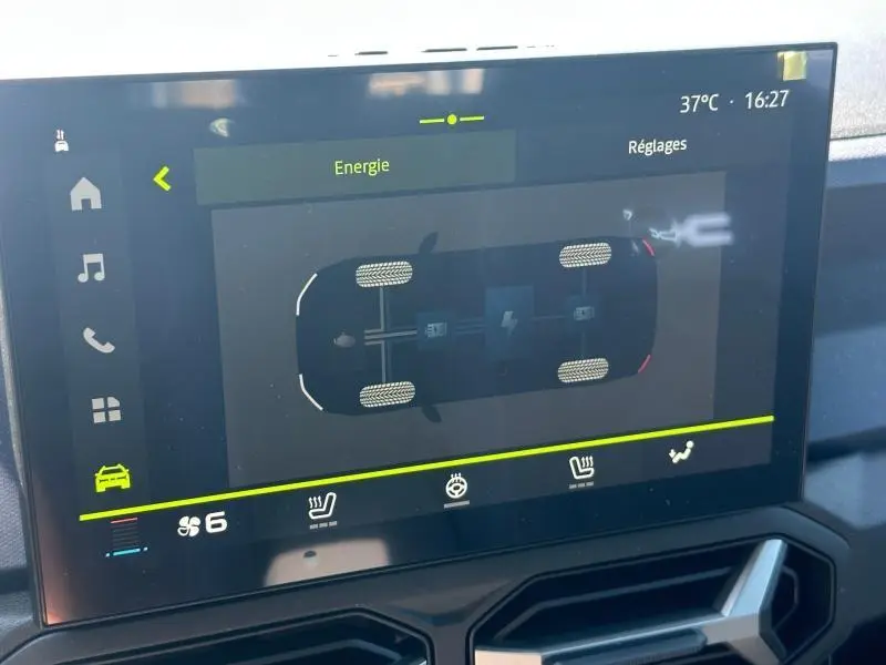 Écran tactile intérieur du Dacia Duster 1.2 hybrid-G 150ch montrant l'énergie et la transmission du véhicule.