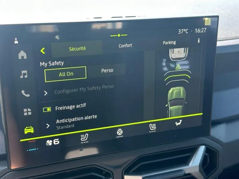 Écran tactile intérieur du Dacia Duster 1.2 hybrid-G 150ch Expression 4x4 affichant les réglages de sécurité et assistance au stationnement.