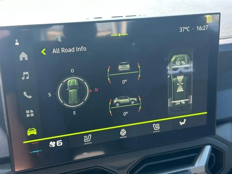 Écran tactile intérieur du Dacia Duster 2026 affichant les informations tout-terrain et la répartition 4x4.