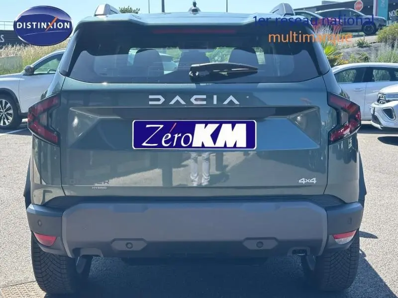 Vue arrière d'un Dacia Duster 1.2 hybrid-G 150ch Expression 4x4 en Vert Cèdre métallisé avec logo DACIA et badge 4x4.