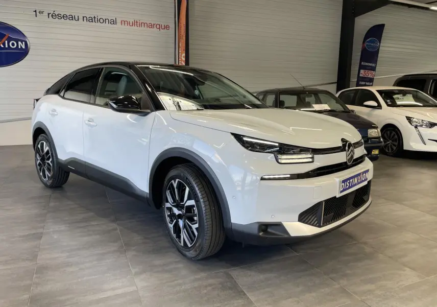 Citroën C4 blanche vue 3/4 avant droit, toit noir bi-ton, jantes alliage 18'' AMBER et détails noirs brillants.