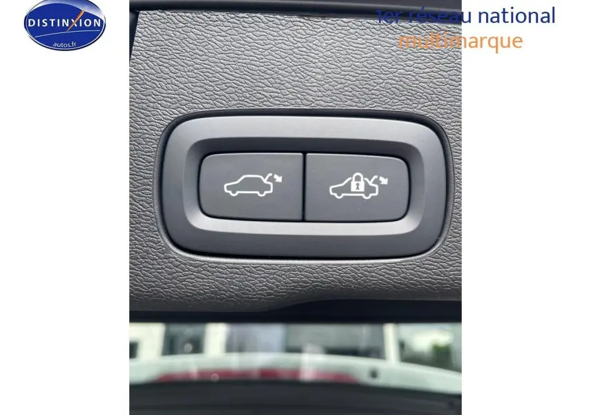 Boutons de commande d'ouverture et de verrouillage du coffre sur le panneau intérieur d'un Volvo XC60 gris 2024.