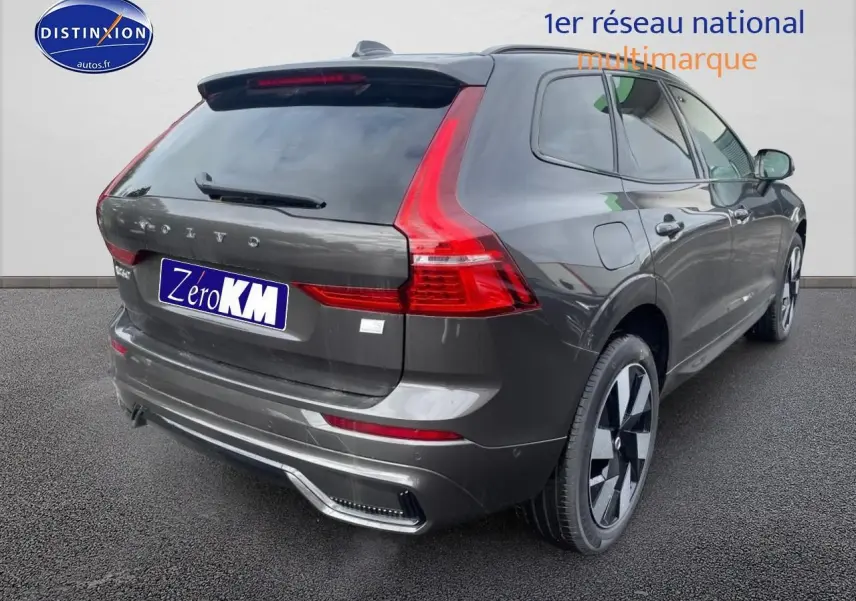 Vue 3/4 arrière droite du Volvo XC60 gris métallisé avec feux LED et jantes alliage distinctives.