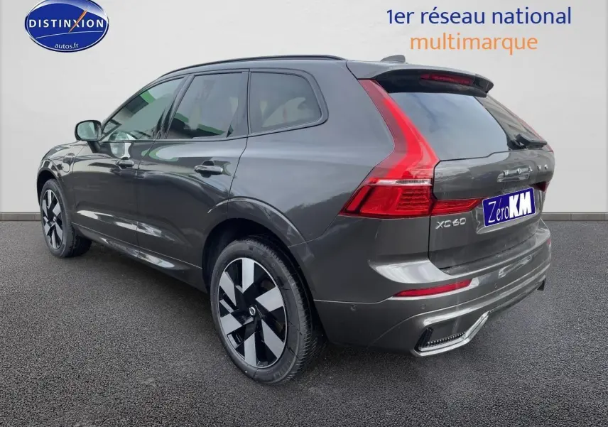 Vue 3/4 arrière droite du Volvo XC60 gris métallisé avec feux LED et jantes alu distinctives.