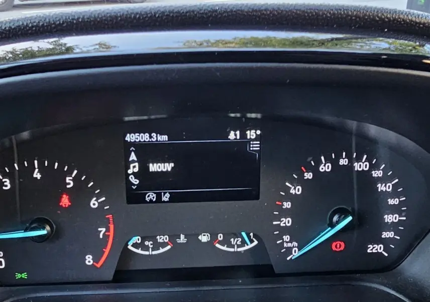 Vue rapprochée du tableau de bord digital de la Ford Fiesta 2021, affichant compte-tours, vitesse et écran central.