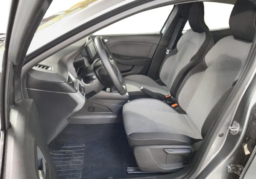 Vue intérieure côté conducteur de la Renault Clio V E-Tech gris schiste, avec sellerie textile gris à motif 3D.