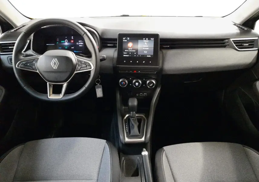 Vue intérieure frontale du tableau de bord de la Renault Clio V E-Tech gris schiste avec écran tactile et volant multifonction.