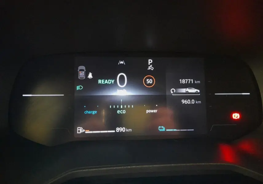 Tableau de bord numérique de Renault Clio V hybride, affichant vitesse, autonomie et mode eco en vue frontale.