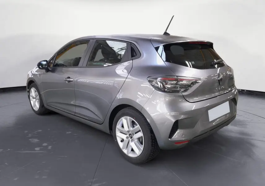 Renault Clio V gris schiste vue 3/4 arrière droit, mettant en valeur ses feux LED et sa silhouette compacte.