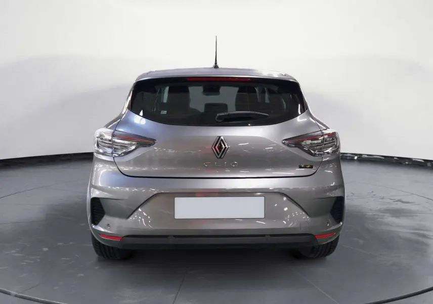 Vue arrière de la Renault Clio V E-Tech gris schiste avec feux LED et logo centré sur fond neutre.
