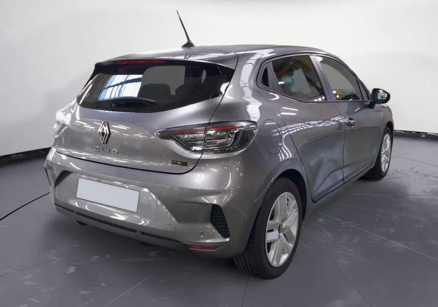 Vue 3/4 arrière droite d'une Renault Clio V E-Tech gris schiste avec feux LED et jantes alliage.
