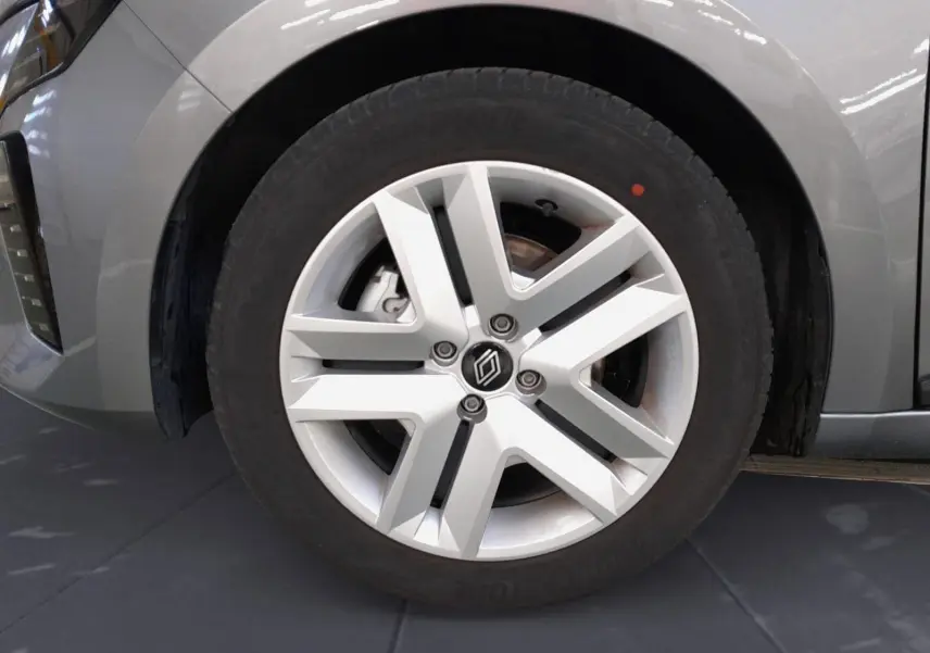 Gros plan sur la roue avant droite de la Renault Clio V gris schiste, avec jante alliage au design moderne.