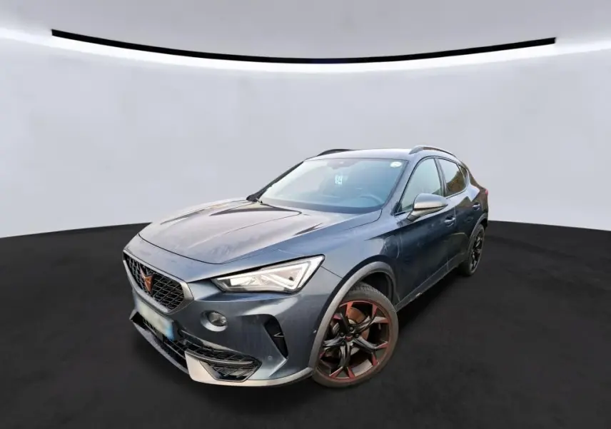 Vue 3/4 avant droit d'un CUPRA Formentor gris avec jantes alliage noires et détails Copper stylisés.