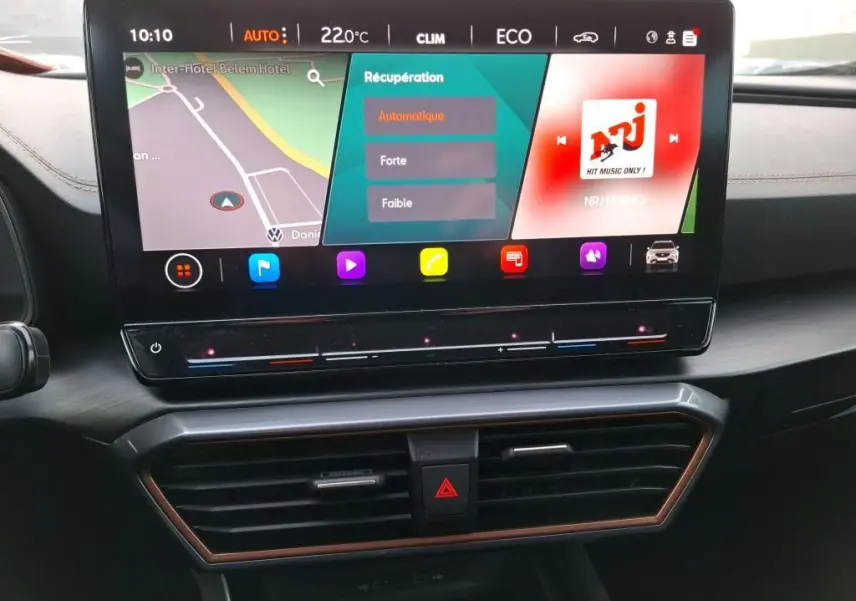 Vue rapprochée de l’écran tactile HD 12'' et de la console centrale noire avec inserts Copper du CUPRA Formentor gris.