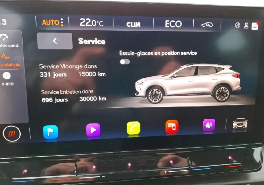 Affichage intérieur de l'écran tactile montrant un véhicule CUPRA Formentor gris en vue latérale droite.
