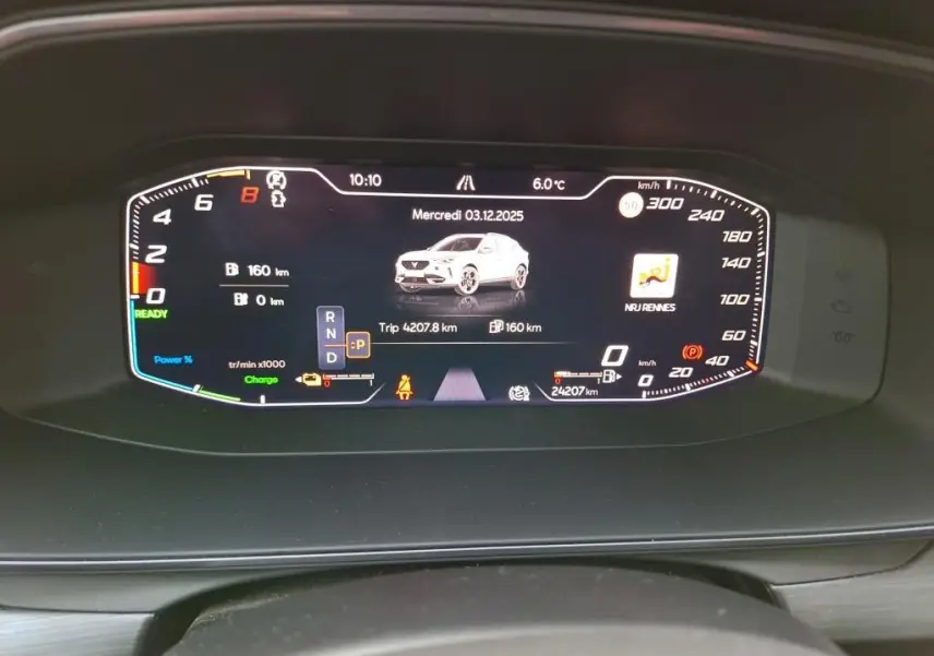 Affichage numérique du tableau de bord de la CUPRA Formentor 1.4 E-HYBRID en vue frontale, avec informations de conduite et autonomie.