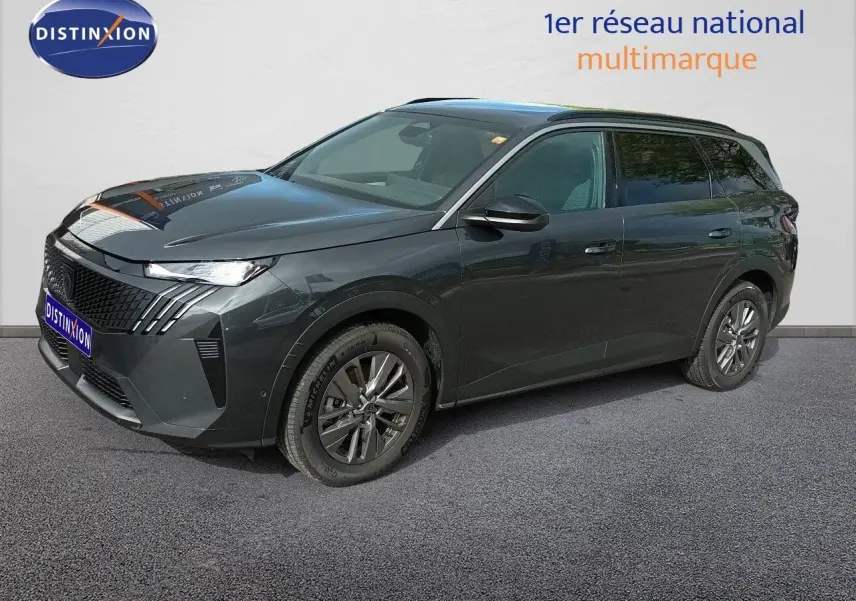 Peugeot 5008 gris titane métal en vue 3/4 avant droit, avec jantes alliage et calandre distinctive.